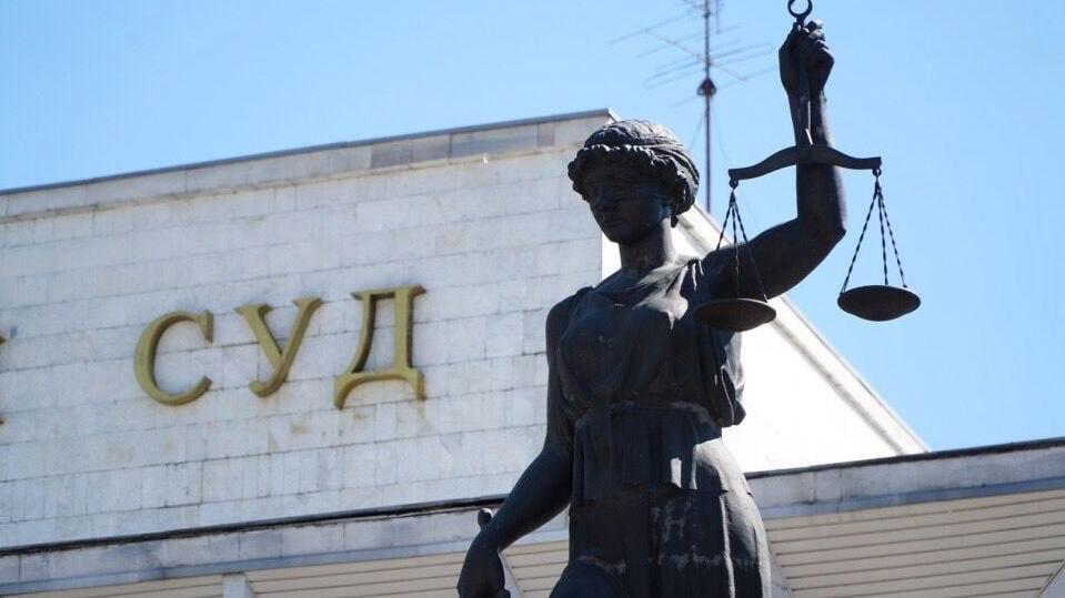 Совет депутатов Сухобузимского района подал иск против муниципальной реформы Информация об этом появилась в картотеке краевого суда. В беседе с «ПМ» председатель совета Ольга Некрасова рассказала, что они с самого начала выступали против объединения районов — жители считают, что это не принесет пользы. «В 1963 году Сухобузимский район вошёл в состав Большемуртинского района. Через несколько лет поняли, что это была ошибка, и вернули все обратно. Наш район многое потерял, наступила деградация, люди это помнят», — поделилась депутат. Также жители не понимают, почему именно их район упраздняют и присоединяют к Большемуртинскому, а не наоборот. Некрасова указывает, что Сухобузимский больше по населению, ближе к столице региона и в нем проводят больше мероприятий. «Были допущены многочисленные ошибки. Самая главная — нельзя было принимать закон без согласия населения, без публичных слушаний. Люди не согласны, мы возмущались, но власти не обращали внимания». Председатель совета отметила, что они готовы идти до Верховного суда, если их не устроит решение краевого. Заседание назначено на 29 июля.