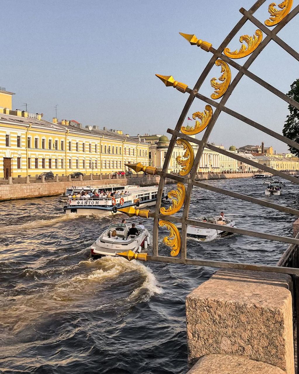 Санкт-Петербург стал самым популярным городом России для путешествий в августе На Северную столицу приходится 15,4% отельных заказов августа, по сравнению с прошлым годом число бронирований выросло на 15%. Об этом сообщили аналитики сервиса для планирования путешествий OneTwoTrip. Второе место заняла Москва — на неё приходится 10,6% бронирований. Третье место — Адлер, в отели которого поедут 6,5% россиян, уже спланировавших отпуск. Ставьте лучшему городу christinasobol Хочу в Питер