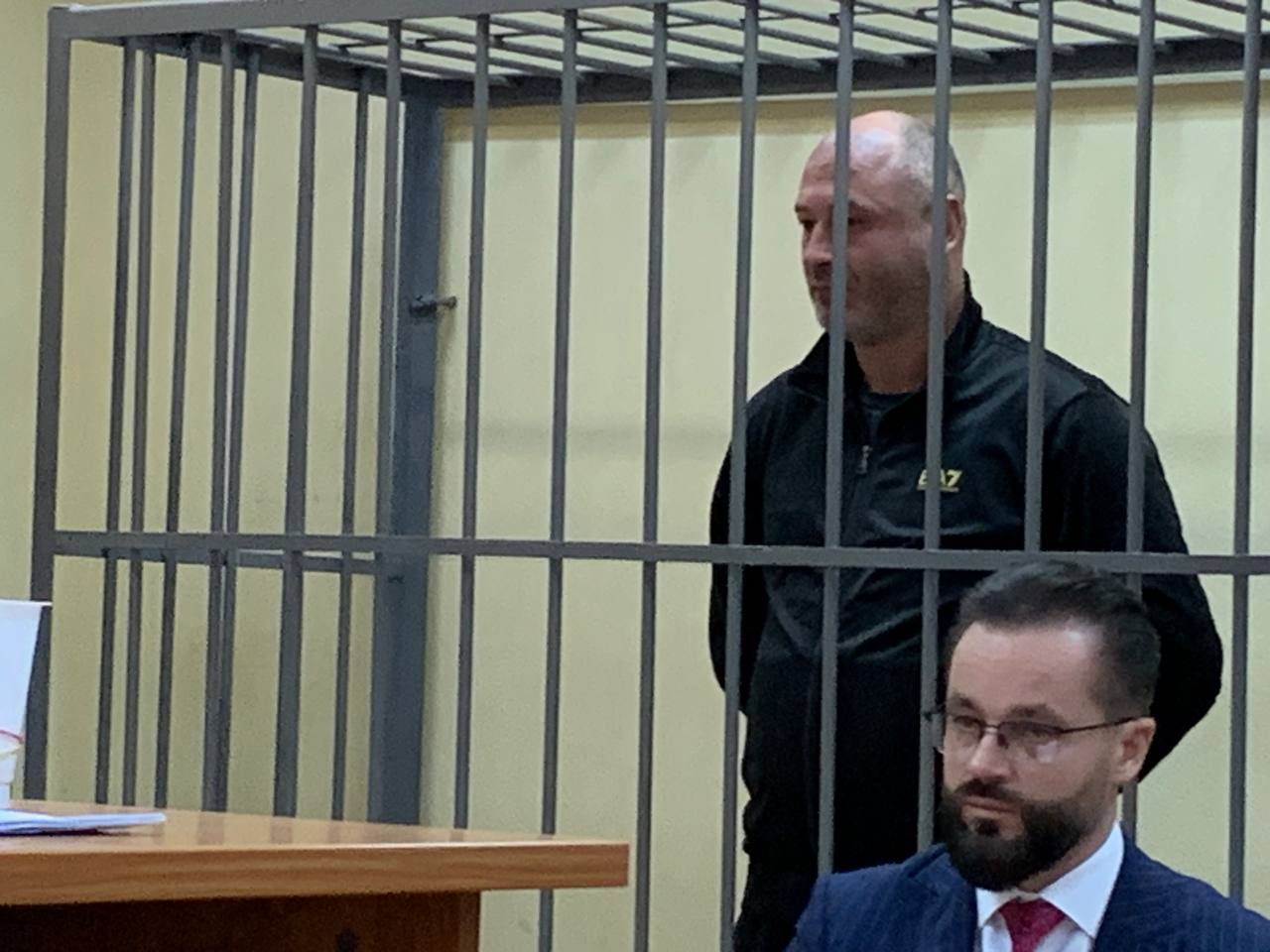 Главу благотворительной организации Чистое сердце Михаила Арзамасцева арестовали до 7 февраля 2026 года передает корреспондент Ъ Урал из Ленинского райсуда Екатеринбурга Его обвиняют в мошенничестве а также подозревают в незаконной банковской деятельности Свою позицию по предъявленному обвинению Арзамасцев высказывать не стал Фото Артем Путилов Коммерсантъ kommersantural