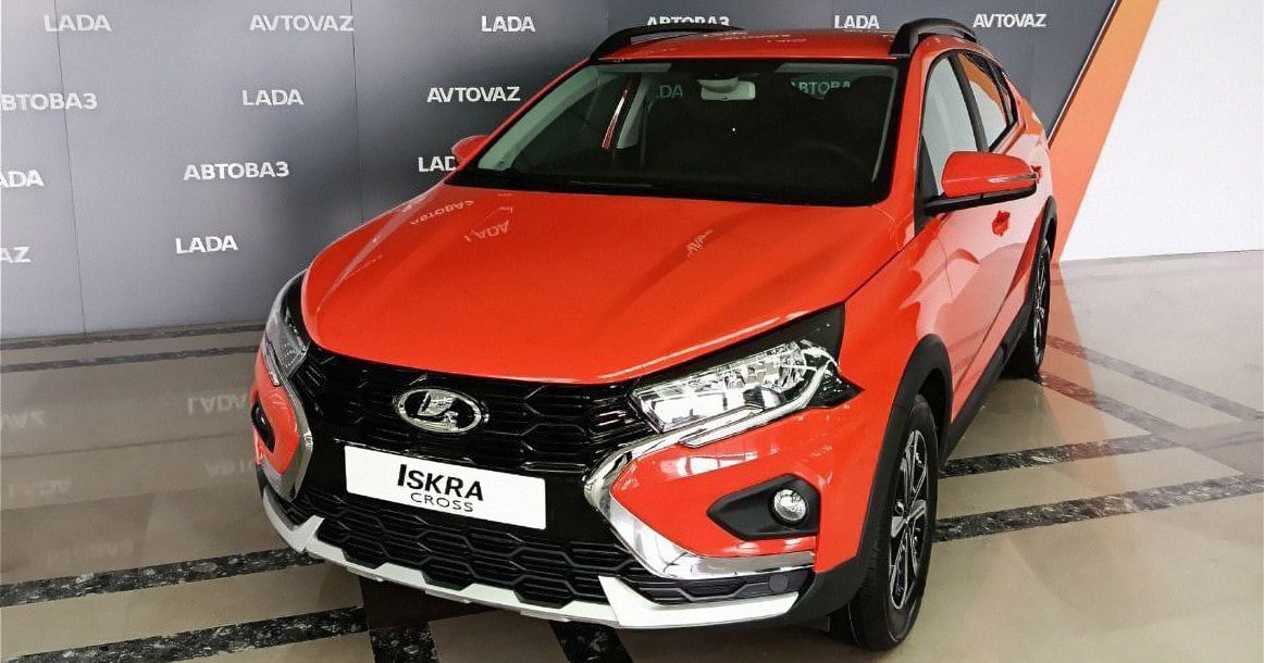 АвтоВАЗ представил Lada Iskra Cross, производство которой стартует в апреле  АвтоВАЗ показал свою новую машину в цвете «табаско». Это кросс-универсал, который, как ожидается, станет флагманом новой линейки.   Машину выставили на всеобщее обозрение в холле высотки АвтоВАЗа в Тольятти. Фото машины уже разлетелись по автомобильным пабликам. Серийное производство, как обещал производитель, стартует в апреле, а продажи начнутся еще через пару месяцев.  Lada Iskra Cross — это уже третья машина семейства «Искра». Она отличается от обычного универсала увеличенным клиренсом, черными пластиковыми накладками по периметру кузова, серебристыми накладками на бамперы и дизайном колесных дисков. Решетки радиатора сделаны в виде крупных ячеек-сот.