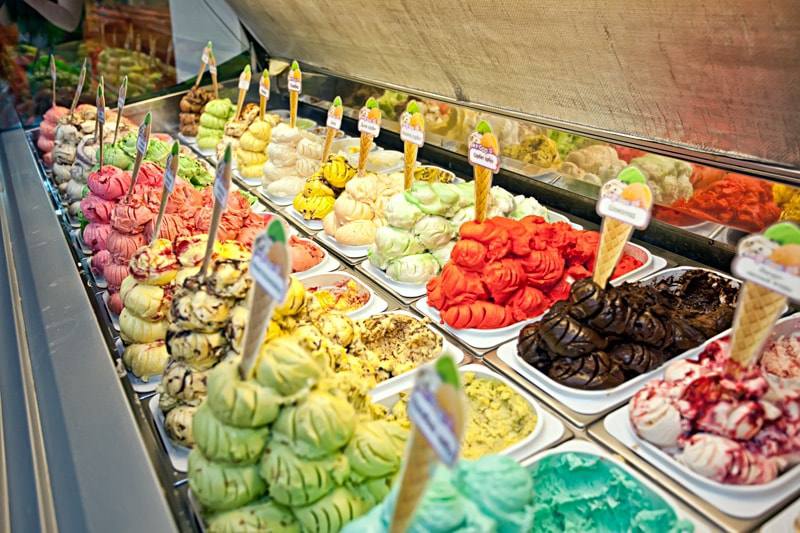 В России средняя цена за килограмм мороженного в мае составила почти 950 рублей — на 18% больше, чем в том же месяце прошлого года. Стоимость мороженого в вафельном стаканчике выросла на 20% — до 65 рублей. Подорожало все: ингредиенты, зарплаты, логистика и упаковка. Из-за этого цены на готовый продукт взлетели почти на четверть, — эксперты.