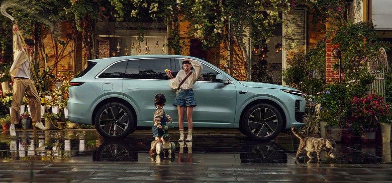 «Авилон» объявил о начале официальных продаж Lixiang. Компания стала первым из 32 дилеров, выбранных Sinomach Auto представляет интересы автопроизводителя в РФ . Гибридные кроссоверы Li Auto L6, L7 и L9 появятся в автосалонах в конце мая. Как и у «официальных» Zeekr, у них будет русский мастер-аккаунт и русифицированный интерфейс. Батареи LFP CATL L6 и L9 , тройные литиевые NCM Sunwoda L8 Pro и Svolt Energy L7 . Гарантия – 160 тыс. км. Оперативную поставку запчастей с центрального склада в РФ обещает Sinomach Auto. Пиарщики «Авилона» не сообщили, готова ли компания легализовать «параллельные» «Лисяны». Автовоз
