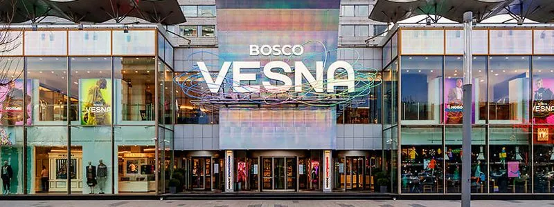 Торговый центр Bosco Vesna на Новом Арбате в Москве купил ЗПИФ На прошлой неделе ВТБ закрыл сделку по продаже ТЦ Bosco Vesna на Новом Арбате 19 сообщила юридическая компания Consul Group Уточняется что объект ранее перешел к БМ Банку входит в группу ВТБ в качестве залогового обеспечения Покупателем выступил комбинированный ЗПИФ СР под управлением УК КСП Капитал Этот квальный фонд сформирован в апреле 2024 года Согласно ЕГРЮЛ 100 м учредителем фонда является компания Системные решения основным видом деятельности которой является разработка программного обеспечения BoscoVesna один из ключевых fashion объектов на Новом Арбате Площадь торгового центра составляет 13 351 кв м
