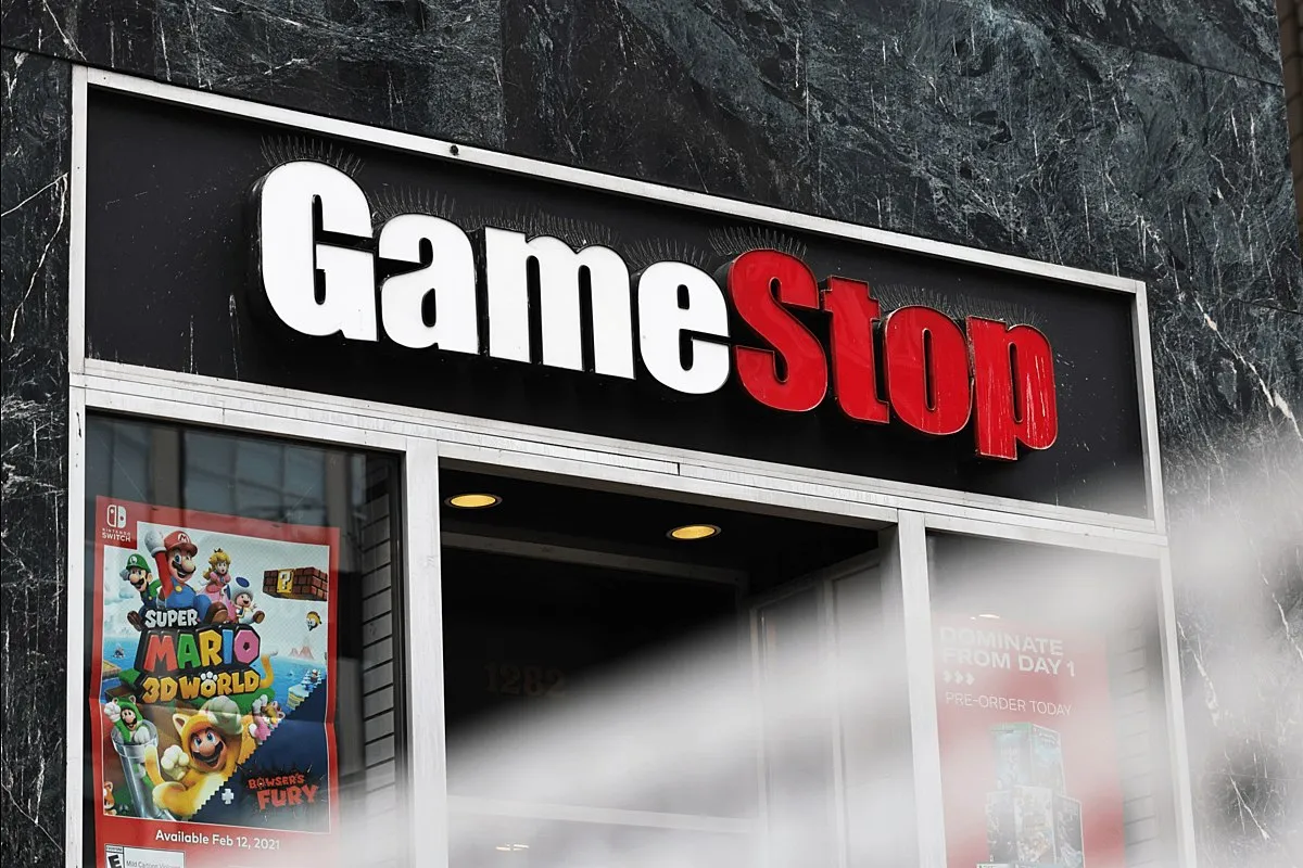 Американская сеть видеоигровых магазинов GameStop готовит предложение о покупке eBay узнало WSJ Возможная сумма сделки и другие условия пока неизвестны При этом рыночная капитализация GameStop в четыре раза меньше чем у eBay vc ru invest 2901316