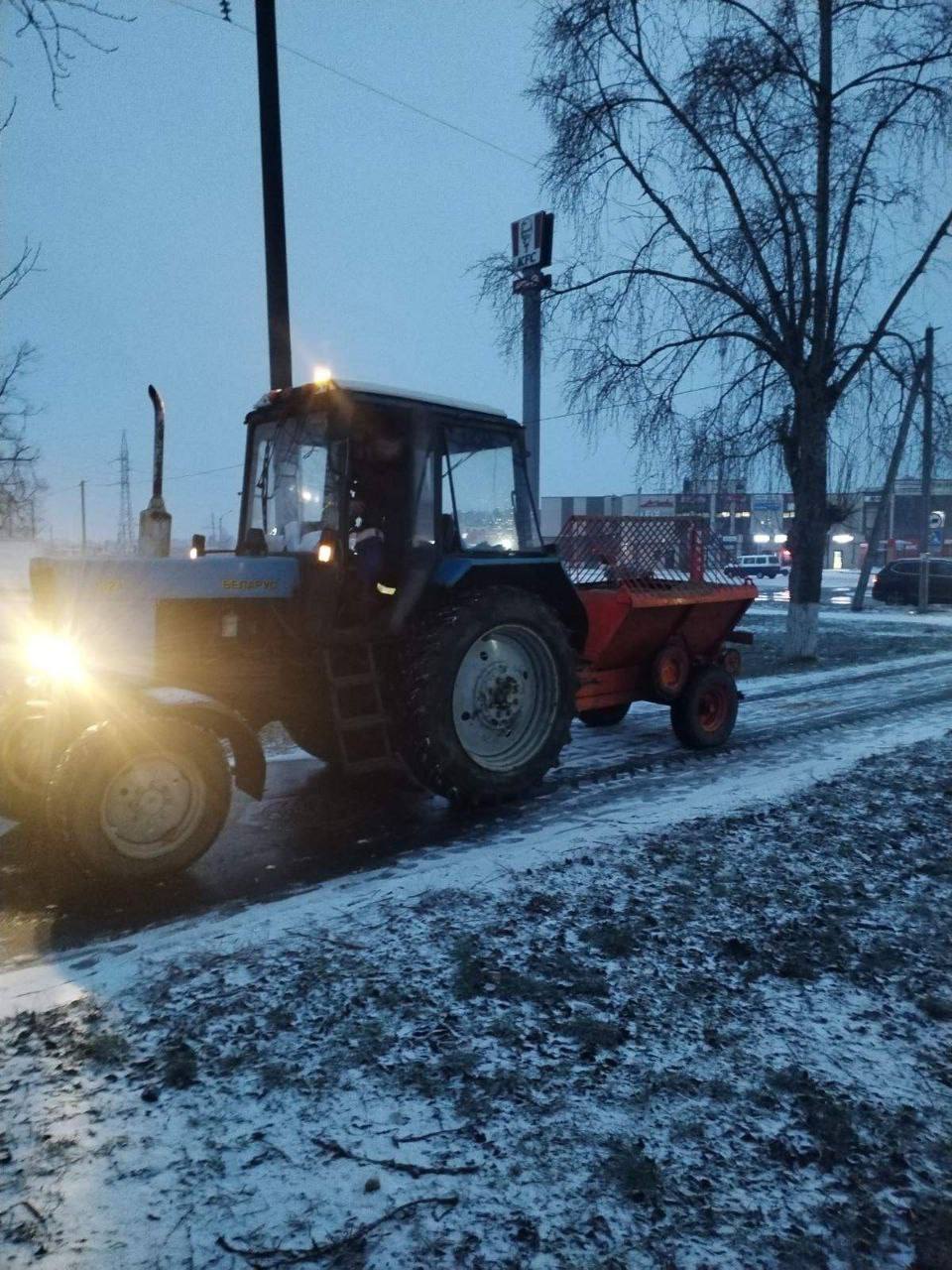 Работники и техника коммунальной службы в  усиленном  режиме принимают меры по обеспечению безопасности на дорогах для горожан и водителей.  К обработке противогололедными материалами улично-дорожной  сети привлечено 6 единиц техники.  Особое внимание - уборке центральных улиц и с движением общественного транспорта, пешеходных переходов, остановочных пунктов.