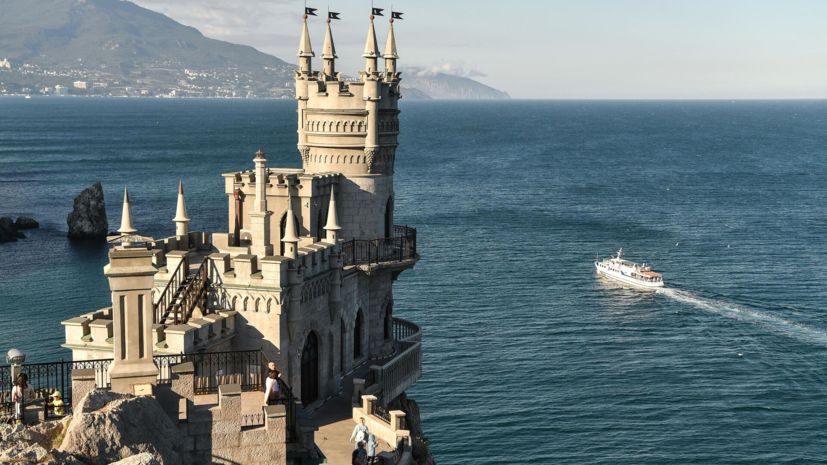 Аксёнов в Крыму массовых мероприятий на Новый год не планируется Глава Крыма Сергей Аксёнов сообщил что на территории региона массовые мероприятия в новогодние праздники проводить не планируют из соображений безопасности жителей Однако праздничные активности всё же состоятся в городах и посёлках Всего запланировано порядка 300 локальных мероприятий сообщает ИА SevastopolMedia со ссылкой на Telegram канал главы региона Администрациями курортных регионов средствами размещения музеями объектами турпоказа разработаны специальные предложения для отдыха в январские дни благодаря которым Новый год можно встретить тепло по домашнему в кругу друзей и родных сказано в тексте Всего гостям доступно 330 круглогодичных средств размещения Номера в новогодние даты забронированы примерно Подробнее