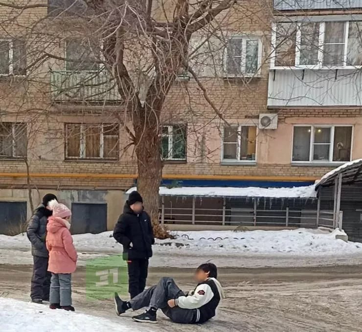 В Челябинске школьник сломал ногу, поскользнувшись на ледяном тротуаре  Прокуратура начала проверку по факту травмирования мальчика на скользком тротуаре на улице Курчатова.  Как сообщили в пресс-службе областного надзорного ведомства, начата проверка районов на качество содержания автомобильных дорог и пешеходных зон.  «По результатам проверок будет принят необходимый комплекс мер прокурорского реагирования», – сообщили в пресс-службе прокуратуры Челябинской области.    Прокуратура Челябинской области   Урал-пресс-информ