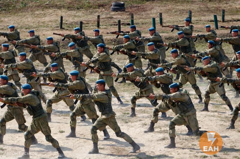 Пригласительные на СВО раздадут гостям бара «Огонек» в Екатеринбурге Об этом сообщает журналист Андрей Гусельников. По его словам, таким образом учредители акции хотят «принудить к патриотизму» администраторов бара, на днях не пустивших участников СВО в свое заведение. Ранее в СМИ появилась информация, что известного участника спецоперации, ресторатора Олега Ананьева не пропустил в клуб фейс-контроль.