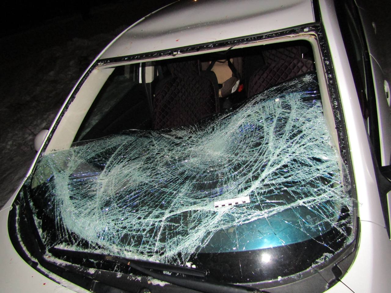 Священник задержал пьяного дебошира разгромившего шесть машин в Шарыпове Как рассказали в полиции 19 летний парень внезапно начал прыгать по машинам бить стекла руками и ногами а затем вырвал из автобусной остановки скамью и урну и уже с помощью них продолжил громить авто Один из владельцев пытался поймать хулигана но тот убежал План побега провалился когда парень поскользнулся и упал возле кладбища Там его и поймал протоиерей который приехал проверить машину родственника Парня задержали Сейчас возбуждено уголовное дело по статье Умышленное уничтожение или повреждение имущества Это Борус Люди