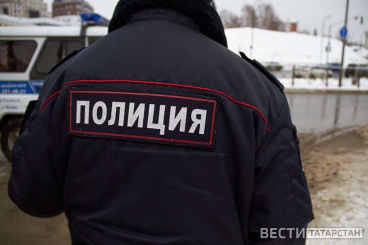 В Казани полицейские нашли подростка которого якобы похитили В Казани нашли 14 летнего мальчика которого якобы похитили в районе улицы Шакирова после чего в городе был объявлен план перехват Об этом стало известно из сообщений местных Telegram каналов Как выяснили полицейские подросток не был похищен он уехал на такси за мотоциклом не предупредив родителей После заявления о пропаже сотрудники МВД быстро вышли на его след и вернули мальчика родителям Подписаться Сообщить новость Вести Татарстан в MAX
