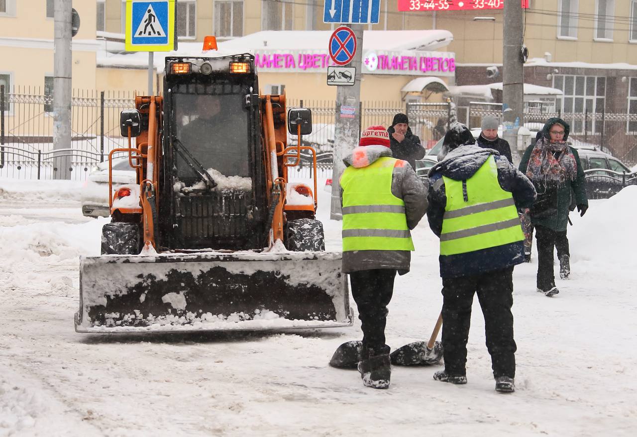 Студентам предложили заработать 250 рублей за час уборки снега в Петербурге  Комитет по благоустройству города предлагает на выбор смены по 4 или по 8 часов. Смотрю, наши власти восполняют дефицит рабочих в ЖКХ всеми возможными способами: то африканцы, то студенты.