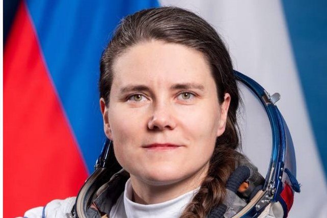 Новосибирскому космонавту Анне Кикиной разрешили лететь на МКС Главная медицинская комиссия признала годными к полету нашу землячку и еще трех космонавтов Главная медицинская комиссия проанализировала данные о состоянии здоровья космонавтов в период предполетной подготовки и разрешила лететь в космос Анне Кикиной Сергею Микаеву Петру Дуброву и Сергею Кудь Сверчкову Об этом сообщает Центр подготовки космонавтов 21 октября Напомним космонавты входят в основной и дублирующий состав экипажа 74 й длительной экспедиции на МКС Запуск пилотируемого космического корабля Союз МС 28 на Международную космическую станцию запланирован на конец ноября 2025 года