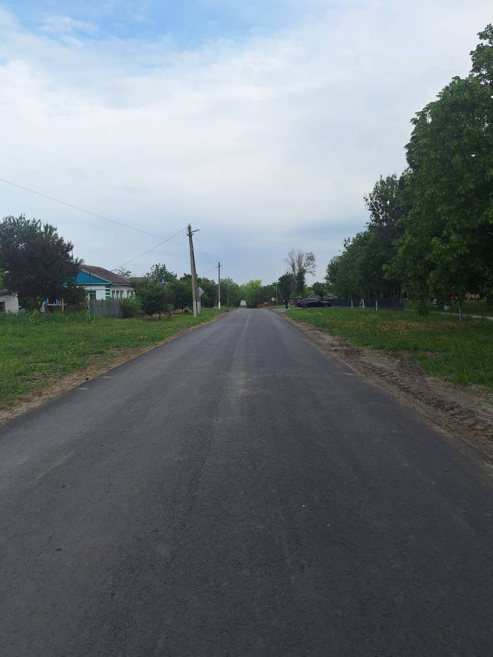 По результатам рассмотрения обращения, поступившего в ходе личного приема прокурора Павловского района, устранены нарушения законодательства о безопасности дорожного движения Прокурором Павловского района Михаилом Лагутиным в апреле 2025 года проведен прием граждан в отдаленном поселении, в ходе которого поступило обращение жительницы ст. Незамаевской о том, что от ул. Советской до ул. Коммунистической на покрытии проезжей части имеются дефекты в виде выбоин. По данному факту прокуратурой района проведена проверка исполнения законодательства в сфере безопасности дорожного движения, в ходе которой в деятельности администрации сельского поселения выявлены нарушения закона, что послужило основанием для внесения представления главе муниципалитета. Благодаря принятым мерам прокурорского реагирования нарушения в сфере безопасности дорожного движения устранены в полном объеме, права жителей станицы восстановлены.