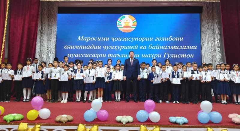 В Гулистоне наградили победителей республиканских и международных олимпиад. Школьники завоевали 13 золотых и 17 серебряных медалей, а еще 24 бронзы с начала 2025 года, сообщает администрация города. Еще 14 наград ребята взяли за прошедший учебный год.