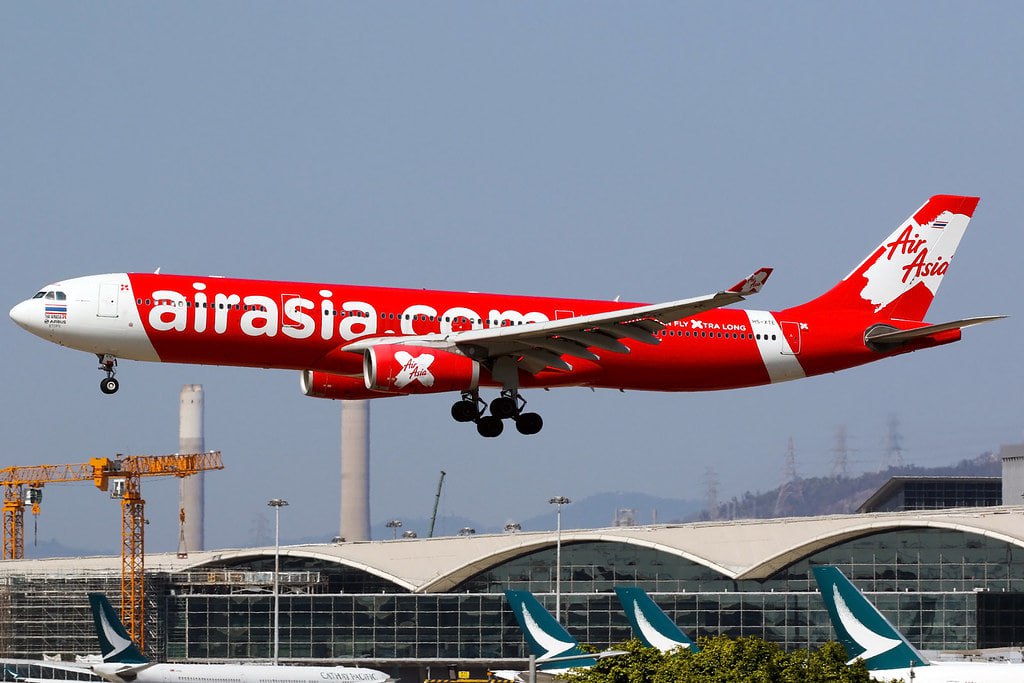 Тайский лоукостер Thai Air Asia X полетит из Алматы в Бангкок сообщает казахстанский Минтранс Авиакомпания будет выполнять регулярные рейсы с 1 декабря с частотой 4 раза в неделю по понедельникам средам четвергам и воскресеньям Сейчас на этом направлении ежедневно летает Air Astana цены на билеты у казахстанского перевозчика начинаются от 26 000 в одну сторону У Thai Air Asia X будет наверняка дешевле но пока билетов в продаже нет Когда появятся не сообщают ranarod
