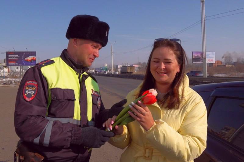 Госавтоинспекторы встречали автоледи с тюльпанами в руках на одной из улиц Благовещенска накануне Международного женского дня. Девушки улыбались и расцветали от такого сюрприза.  Источник: