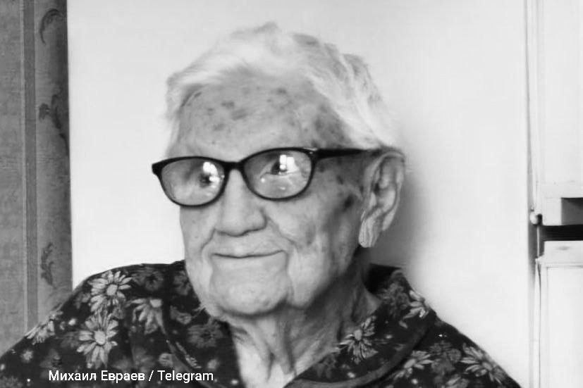 Ушел из жизни старейший человек в России Клавдия Гадючкина ей было 114 лет Женщина входила в топ 5 долгожителей планеты О смерти сообщил губернатор Ярославской области Михаил Евраев По его словам Клавдия Гадючкина несмотря на почтенный возраст сохраняла ясную память и мудрое отношение к жизни Ее возраст является предметом уточнений сама она утверждала что родилась 24 ноября 1909 года и уже отпраздновала 116 летие Но подтвержденная метрическими книгами дата рождения 5 декабря 1910 года по новому стилю В 15 лет Клавдия Гадючкина начала работать на фабрике Красный перевал где прошла путь от простой прядильщицы до помощника мастера отдав предприятию 40 лет fontankaspb