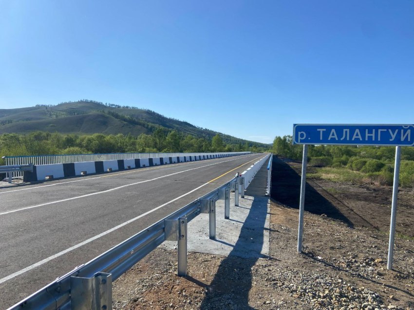 Благодаря дорожному нацпроекту в Забайкалье отремонтированы два моста через реку Талангуй Мосты через реку Талангуй на автомобильной дороге Нерчинск-Шоноктуй в Балейском округе Забайкальского края и участок дороги между ними отремонтированы в рамках национального проекта «Безопасные качественные дороги». На железобетонных мостовых сооружениях длиной 76 и 166 метров были заменены переходные плиты на подходах к мосту, гидроизоляция проезжей части, выполнено устройство бетонного выравнивавшего слоя, заполненного деформационного шва сопряжения пролетных строений, поднятие просевших тротуарных блоков на одном мосту и их замена на другом, восстановление защитного слоя бетонных поверхностей береговых и русловых опор, устройство капитального асфальтобетонного покрытия в 2 слоя, замена перильного ограждения и переходных плит на подходах к мосту, нанесение горизонтальной дорожной разметки. На участке автодороги между мостами заменено основание и асфальтобетонное покрытие, выполнено устройство присыпных обочин и металлического барьерного ограждения на подходах к мостам, нанесена горизонтальная дорожная разметка. Работы выполнялись ООО «Строительная компания Феликс». В прошлом году на региональной дорожной сети благодаря национальному проекту «Безопасные качественные дороги» было отремонтировано 16 мостовых сооружений. В их числе 11 малых мостов на автодороге Новая Кука – Могзон – Хилок и путепровод через Транссибирскую магистраль на дороге Могойтуй – Сретенск – Олочи. В этом году ремонт дорог регионального значения продолжается в рамках нового национального проекта «Инфраструктура для жизни». Подписывайтесь: