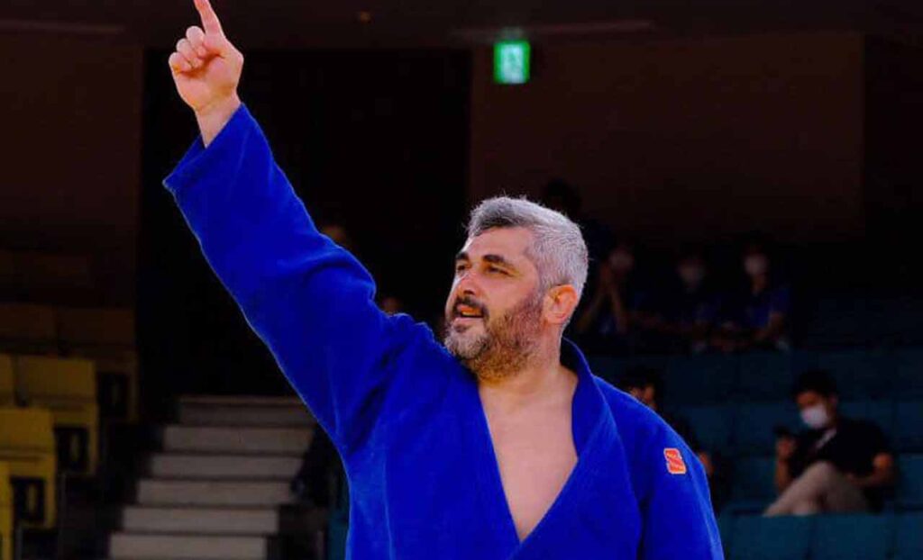 Во второй день чемпионата Европы по парадзюдо в Тбилиси Реваз Чикоидзе 95 кг принес сборной третье золото В этой же весовой категории Лаша Кизилашвили выиграл бронзу Звиад Гогочури 95 кг завоевал серебряную медаль а Инна Калдани 70 кг бронзу После двух дней в копилке сборной Грузии три золотые две серебряные и четыре бронзовые медали  Завтра на чемпионате Европы пройдут командные соревнования Sputnik Грузия Telegram Сайт VK OK Дзен
