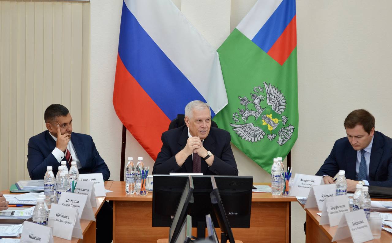 Сергей Данкверт посетил с рабочим визитом Читу   23 июля в рамках рабочего визита в Читу Сергей Данкверт провел совещание с коллективом Управления Россельхознадзора по Забайкальскому краю и Забайкальского филиала ФГБУ «ЦОК АПК».  Глава Службы на совещании с территориальным управлением подчеркнул важность сохранения эпизоотического благополучия в России. Это нужно для продовольственной безопасности и реализации экспортного потенциала.    Сергей Данкверт отметил, что в обороте должна находиться мясная продукция, произведенная только от животных, учтенных во ФГИС «ВетИС»  «Хорриот» .   Также он поручил усилить контроль за использованием сельхозземель, изымать неиспользуемые участки и продолжать борьбу с карантинными сорняками в Забайкальском крае.   Кроме того, Сергей Данкверт вручил благодарственные письма сотрудникам управления за высокие результаты и успешное выполнение задач Россельхознадзора.  Глава Службы также посетил испытательную лабораторию Забайкальского филиала ФГБУ «ЦОК АПК».    Лабораторный блок был введен в эксплуатацию в 2023 году и стал крупнейшим испытательным центром на территории Дальнего Востока.  Сергей Данкверт подробно ознакомился с работой отделов, пообщался со специалистами и оценил высокий уровень технической оснащенности и профессионализм сотрудников.   Подробнее — в релизе.