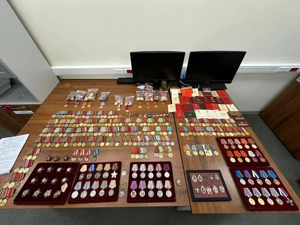 В Шереметьево задержали пассажира который пытался вывезти из России около 500 советских медалей и бюст общей стоимостью более 600 тысяч рублей Мужчина заявил что это его коллекция но не смог предоставить чеки или другие документы Возбуждено уголовное дело о контрабанде культурных ценностей