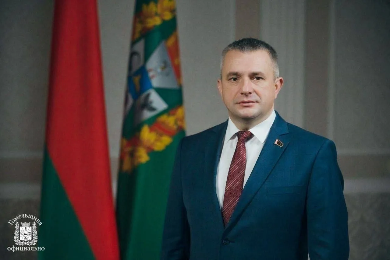 С профессиональным праздником работников физической культуры и спорта ветеранов отрасли тренеров преподавателей спортсменов поздравил председатель облисполкома Иван Крупко Этот праздник объединяет людей сильных духом целеустремленных преданных своему делу и своей стране Гомельская область по праву гордится славными спортивными традициями именами выдающихся чемпионов тренеров которые многие годы формировали авторитет белорусского спорта прославляли родную землю на международных аренах и становились примером для молодежи говорится в поздравлении Особые слова признательности губернатор выразил ветеранам отрасли Благодаря совместным усилиям в регионе активно развивается спортивная инфраструктура укрепляется материальная база учреждений отрасли создаются условия для занятий физической культурой в городах и сельской местности Все больше жителей области выбирают активный и здоровый образ жизни а наши спортсмены достойно представляют Гомельщину и Беларусь на крупнейших соревнованиях