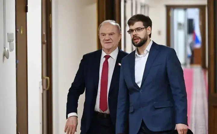 Внука Зюганова назначили замминистра экономического развития Ростовской области Новым заместителем министра экономического развития Ростовской области стал 31 летний Михаил Зюганов внук председателя ЦК КПРФ Геннадия Зюганова По информации издания Коммерсантъ Михаил Зюганов будет курировать реализацию национальных проектов и отвечать за укрепление взаимодействия с федеральными органами власти Выбор в пользу Зюганова младшего объясняется его управленческими компетенциями Известно что Зюганов младший родился в Москве и окончил факультет журналистики МГУ Фото Дмитрия Духанина Коммерсантъ ростовскаяобласть правительство назначение зюганов Подпишись на donnewsru