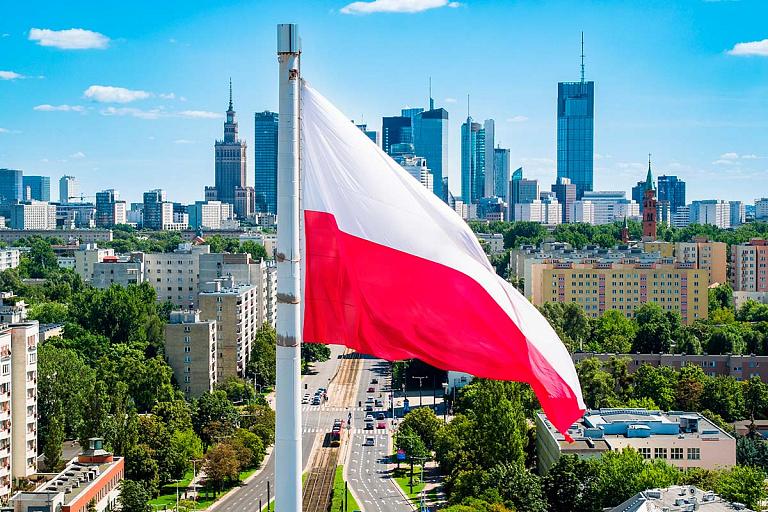 С 1 апреля 2026 года Польша перестанет признавать российские небиометрические загранпаспорта Информация опубликована на сайте Еврокомиссии С 1 января 2026 года страна также закроет въезд для владельцев дипломатических и служебных паспортов без чипа Ранее въезд по пятилетним паспортам запретили Дания Исландия Латвия Литва Франция Чехия и Эстония С 1 января к ним присоединятся Германия и Румыния С учётом Польши таких стран станет десять Список стран которые не принимают пятилетние загранпаспорта РФ  Дания  Исландия  Латвия  Литва  Франция  Чехия  Эстония  Германия  Румыния  Польша tipical vizovik