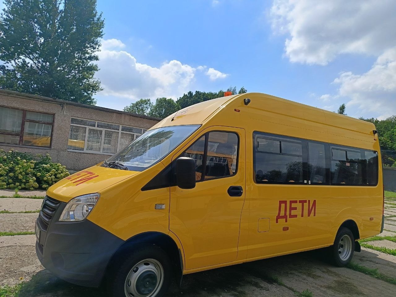 Тарасковская школа городского округа Кашира пополнилась современным школьным автобусом благодаря поддержке Московской области   Отметим, что школьные автобусы дают возможность детям, живущим за несколько километров от учебного заведения получать доступное образование. Школьный автобус оснащен всем необходимым для безопасности детей: системой ГЛОНАСС, проблесковым маяком, ремнями безопасности, особыми отметками на стеклах «Дети».   Новенький школьный автобус выйдет на маршрут уже1  сентября.