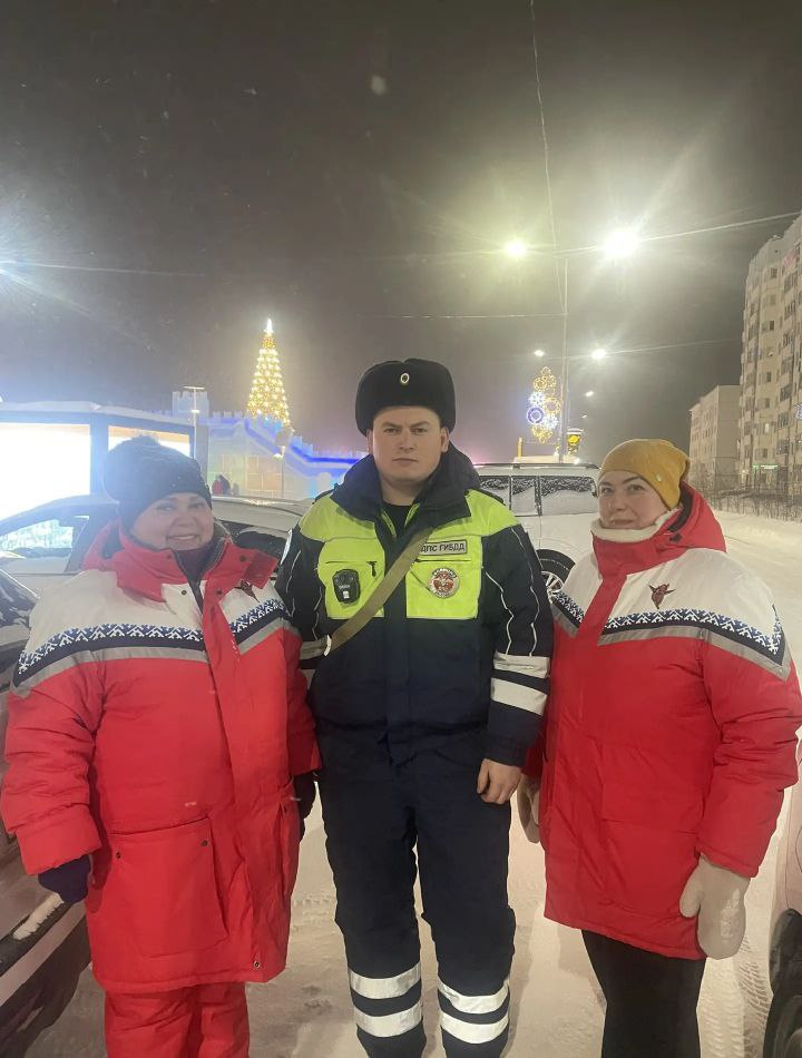 Надымские автоинспекторы и представители народной дружины провели профилактические беседы с детьми В рамках акции Внимание Дети сотрудники Госавтоинспекции и представители народной дружины напомнили ребятам о необходимости быть особенно внимательными на дорогах в зимний период особенно в темное время суток и рекомендовали использовать световозвращающие элементы Также было предостережено от катания со снежных горок выходящих на проезжую часть Организаторы акции вручили детям памятки по безопасности дорожного движения и провели профилактические беседы с их родителями Подписаться на Госавтоинспекцию Ямала мвдроссии полиция гибддянао гибдд янао надымскийрайон