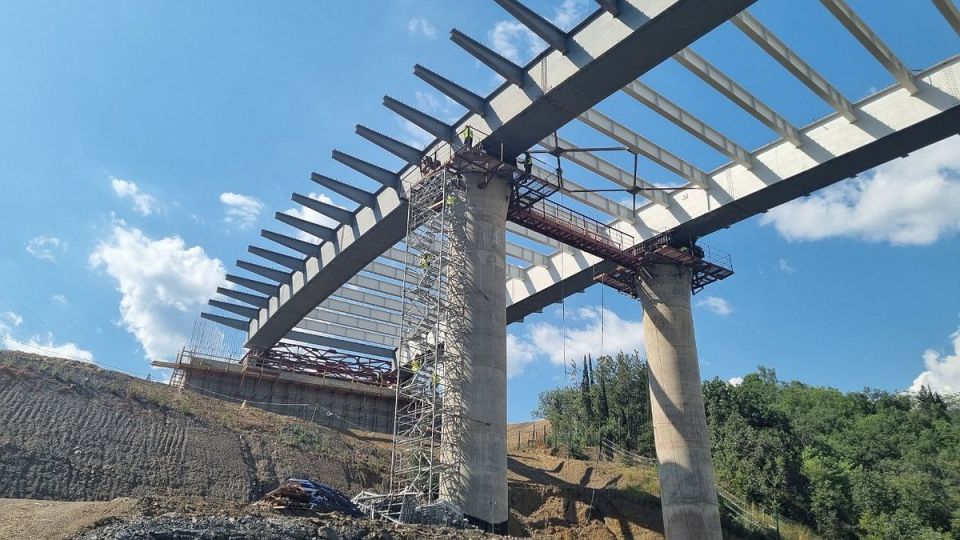 «ВАД»: на объездной Алушты завершили надвижку пролета виадука высотой с 11-этажный дом На объездной дороге Алушты строители успешно завершили очень важный этап работы. «Завершилась надвижка пролетного строения виадука», — говорится в официальной информации пресс-службы АО «ВАД». Масштабность вызывает уважение: общая протяженность надвигаемого пролета - 178 метров, а суммарная масса всех металлоконструкций - свыше 800 тонн. Глубина оврага, над которым проходит виадук, - более 35 метров, то есть это высота полноценной 11-этажки. Объект, который сократит время в пути до Ялты как минимум на полчаса, планируют полностью завершить к концу следующего года. Южный берег Крыма очень востребован у отдыхающих, поэтому и появилась нужда в новой современной автодороге, ведь в этой части региона нет железнодорожных п... Подробнее>>>