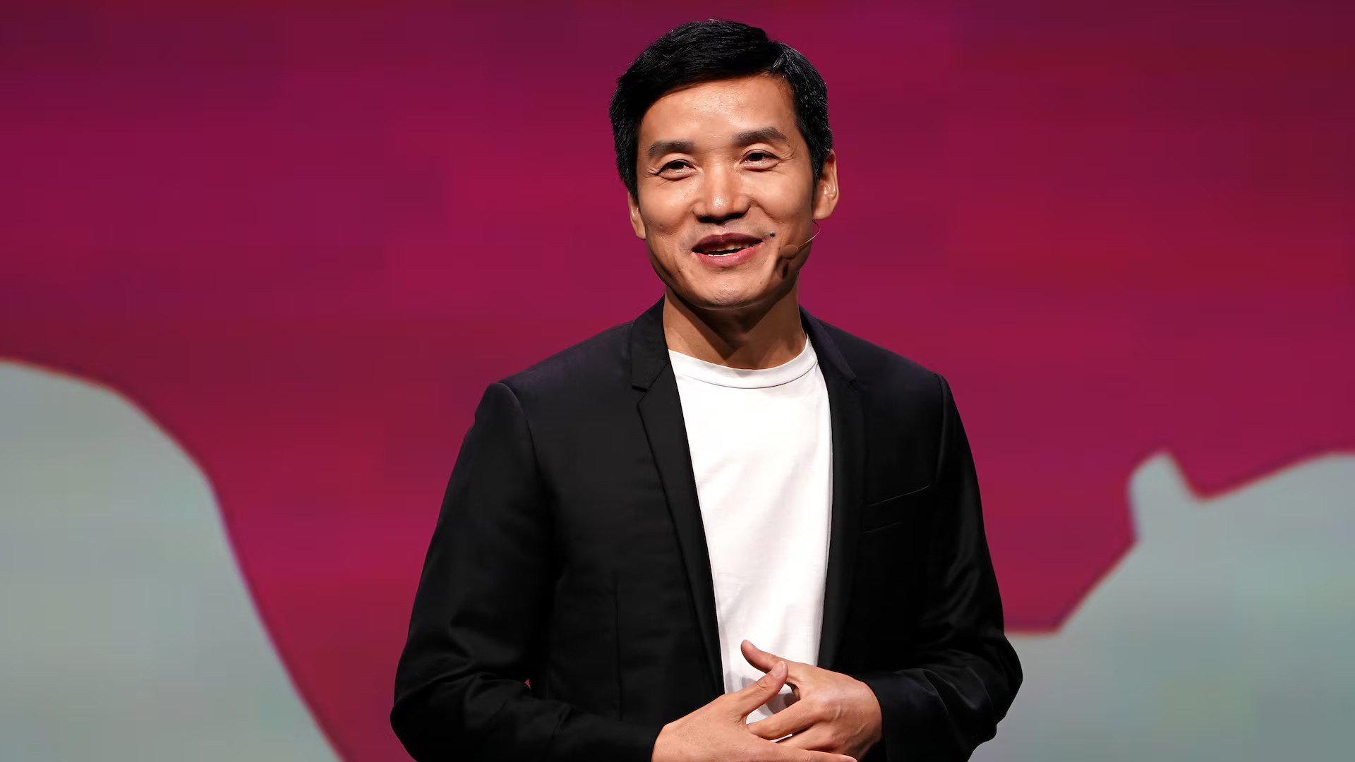 На главу OnePlus выдан ордер на арест прокуратурой Тайваня Надзорный орган острова выдвинул обвинение сооснователю и гендиру OnePlus Питу Лау сообщает Bloomberg Прокуратура утверждает что он с двумя сообщниками в 2014 году создал филиал компании который занимался разработкой и тестированием софта Разрешений на это никто не получал а всё финансирование велось через посредников в Гонконге К 2021 году таким образом были нелегально оформлены более 70 сотрудников а также заработано 73 млн с которых налоги не платились Это выверенная схема для многих китайских компаний желающих заполучить ценные тайваньские кадры Правительство острова относится к такому найму ревностно по самым разным причинам и официальное разрешение на это получить трудно Поэтому для обхода ограничений фирмы с большой земли частенько оформляют сторонние конторы в Гонконге и их филиалы на Тайване Автор Матвей Филькин