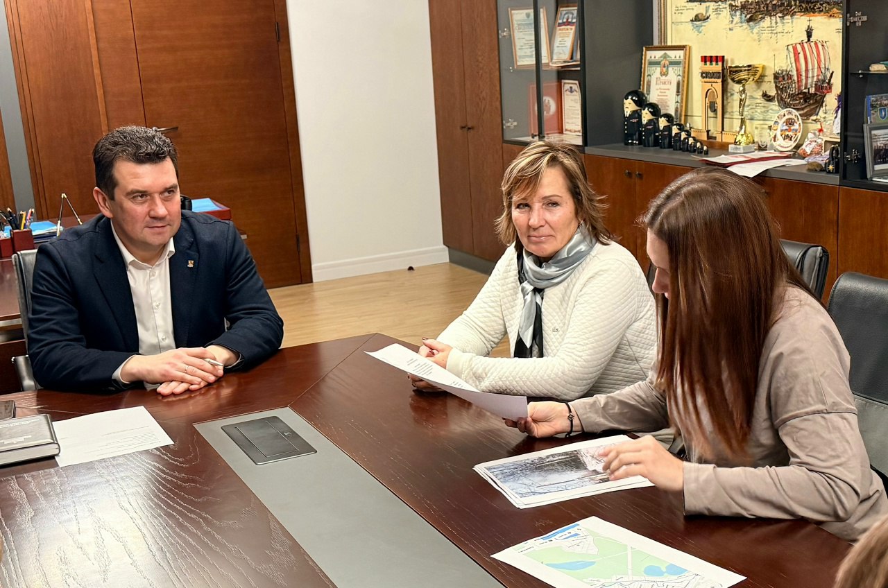 Глава администрации Кировского муниципального района Сергей Ельчанинов провел очередной прием граждан Темы которые обсуждались касались дорожного хозяйства благоустройства взаимодействия с СНТ В рабочей встрече приняли участие представители органов местного самоуправления в частности Павловского городского поселения а также сотрудники городского профильных подразделений администраций Каждое обращение рассматривалось детально совместно со специалистами были найдены варианты решений Напомним что личный прием граждан по личным вопросам проводится главой районной администрации на регулярной основе О порядке записи можно получить консультацию по телефону 8 81362 23 814