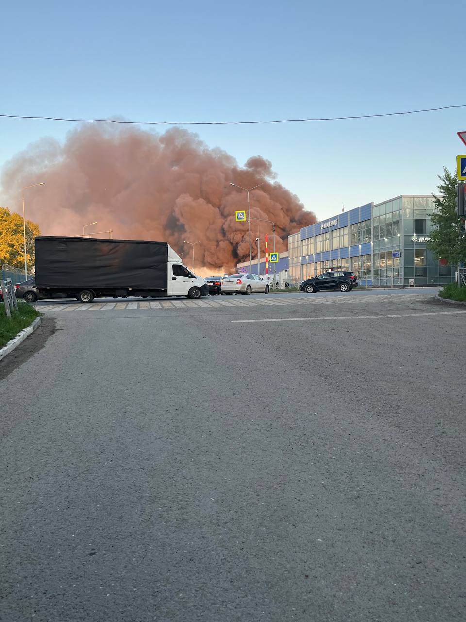 В Приволжском районе Казани вспыхнул пожар на складах Сегодня в 18:54 поступило сообщение о пожаре в Приволжском районе Казани. Возгорание произошло на складе по адресу: улица Тихорецкая, 2Б, корпус 7. По предварительным данным, горит здание хозяйственного корпуса предприятия, занимающегося производством брусчатки. На месте происшествия работали пожарные расчёты. Площадь возгорания составила более 1 тыс. квадратов. Известно, что здание, охваченное огнём, имеет ориентировочные размеры 90 на 20 метров. По предварительным данным, обошлось без пострадавших. Работник сообщил, что горело пустующее старое помещение -24 Отправить новостьцы