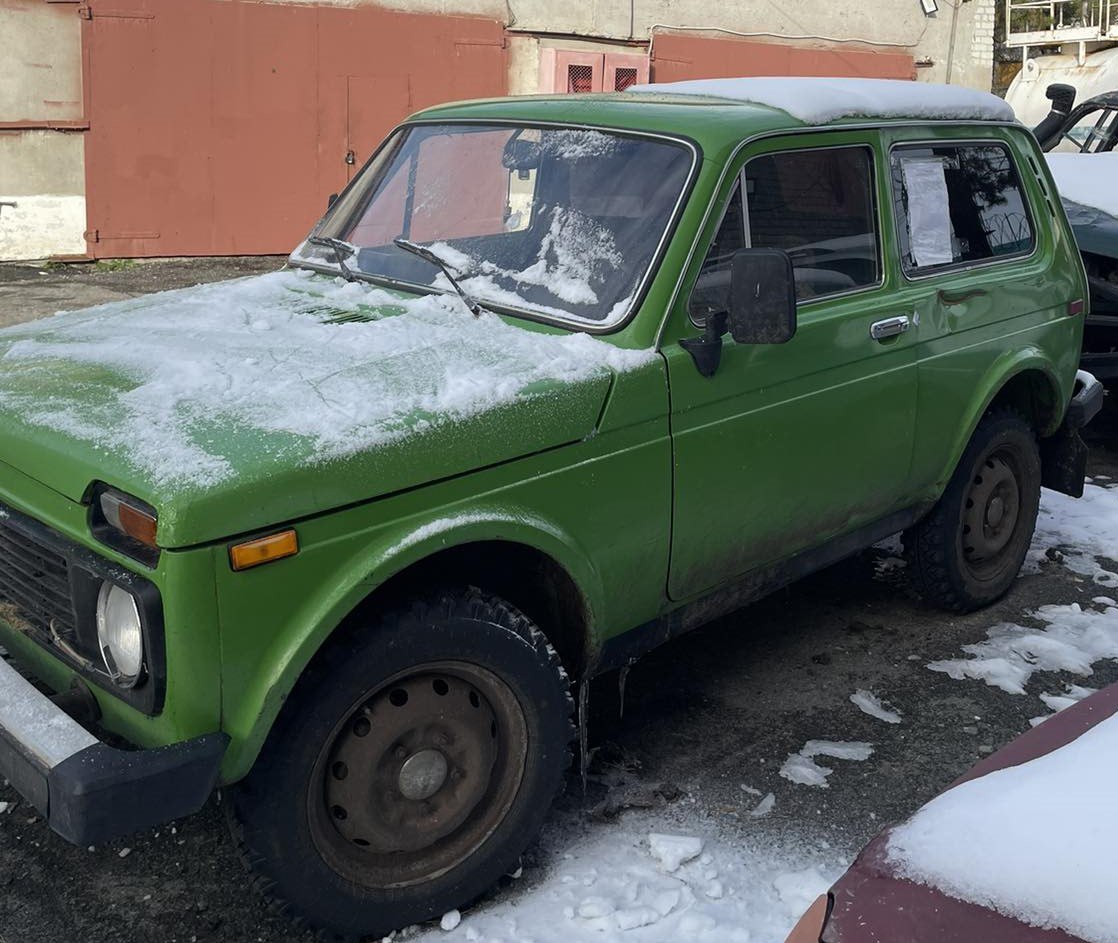 В Бердюжском районе у мужчины за «пьяное вождение» конфискован автомобиль     С учетом позиции государственного обвинителя Бердюжский районный суд вынес приговор и признал 30-летнего мужчину виновным в управлении автомобилем в состоянии опьянения, будучи подвергнутым административному наказанию за управление транспортным средством в состоянии опьянения  ч. 1 ст. 264.1 УК РФ .    В июне 2024 года подсудимый, не имеющий водительского удостоверения,  привлечен к административной ответственности по ч. 3 ст. 12.8 КоАП РФ за «пьяное вождение».   Через два месяца он вновь управлял своим автомобилем ВАЗ-2121  - возвращался с рыбалки на озере Ляга, где употреблял пиво.  В д. Власова Бердюжского района он был остановлен сотрудниками дорожно-патрульной службы и отстранен от управления.      обязательные работы на срок 300 часов,   лишение права управлять транспортными средствами на срок 2 года 6 месяцев,   автомобиль ВАЗ-2121 конфискован в доход государства.