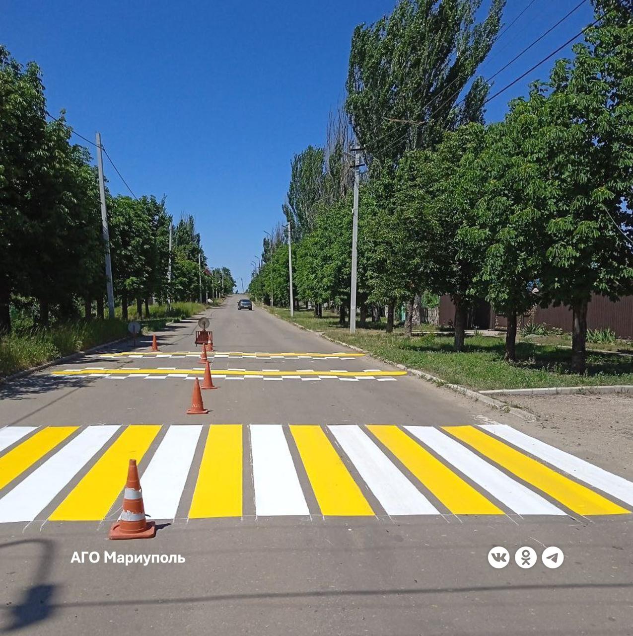 Специалисты мариупольского дорожного предприятия завершили нанесение разметки на двух активно используемых участках дорог. Новые "зебры" были установлены на проспекте Тульском в Орджоникидзевском районе и вблизи школы №19 в поселке Каменск. Представители предприятия отметили, что новая разметка направлена на повышение безопасности всех участников дорожного движения. В окрестностях учебных заведений всегда наблюдается большой поток пешеходов, включая детей и их родителей. Поэтому водителям крайне важно быть особенно внимательными на таких участках. Нанесенная разметка поможет привлечь внимание к присутствию пешеходов и улучшит общую безопасность на дорогах.