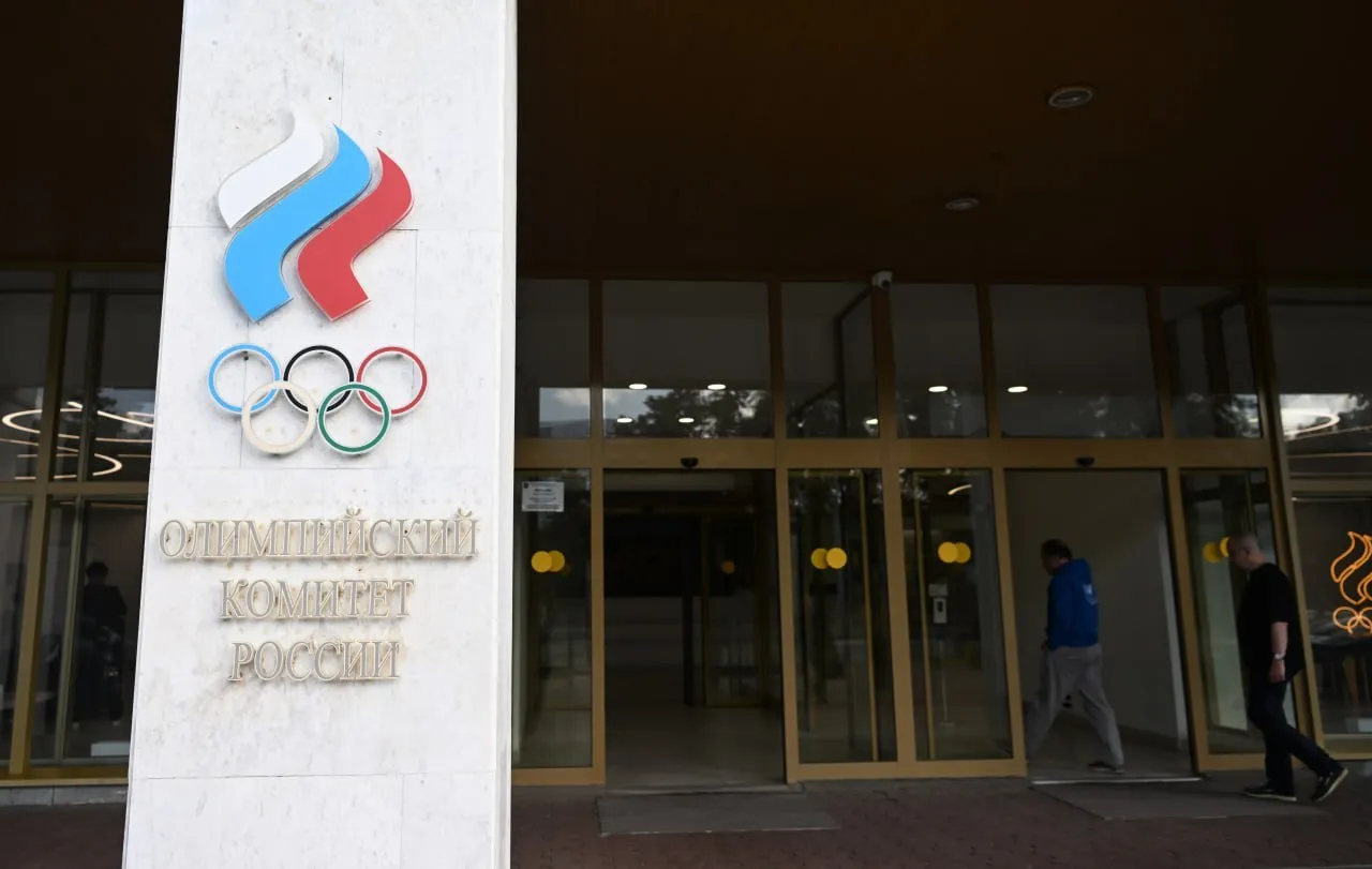 Решение о приостановлении членства Олимпийского комитета России остаётся в силе В четверг исполком МОК объявил что больше не рекомендует вводить какие либо ограничения на участие белорусских спортсменов в соревнованиях однако в отношении российских спортсменов санкции сохраняются Ситуация с Олимпийским комитетом России отличается от ситуации с НОК Белоруссии Хотя ОКР провёл конструктивный обмен мнениями с МОК по поводу своего статуса решение об отстранение остается в силе пока комиссия МОК по правовым вопросам продолжает рассматривать этот вопрос говорится в сообщении news matchtv Наш канал в MAX РИА Новости Кристина Кормилицына