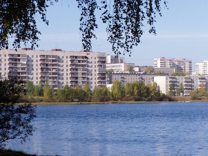 В Свердловской области семиклассник утонул из-за спора, кто лучше плавает. Трагедия произошла 25 мая в Кировграде. 14-летний подросток отпросился у родителей и пошёл на улицу гулять с приятелями. По предварительной версии, друзья поспорили, кто лучше плавает, и школьник прыгнул с моста в водохранилище. Парень вынырнул, но его начало уносить течением. Мальчик начал кричать, что тонет, и его затянуло под воду. Тело подростка до сих пор не найдено. Подписаться Новости Екатеринбурга