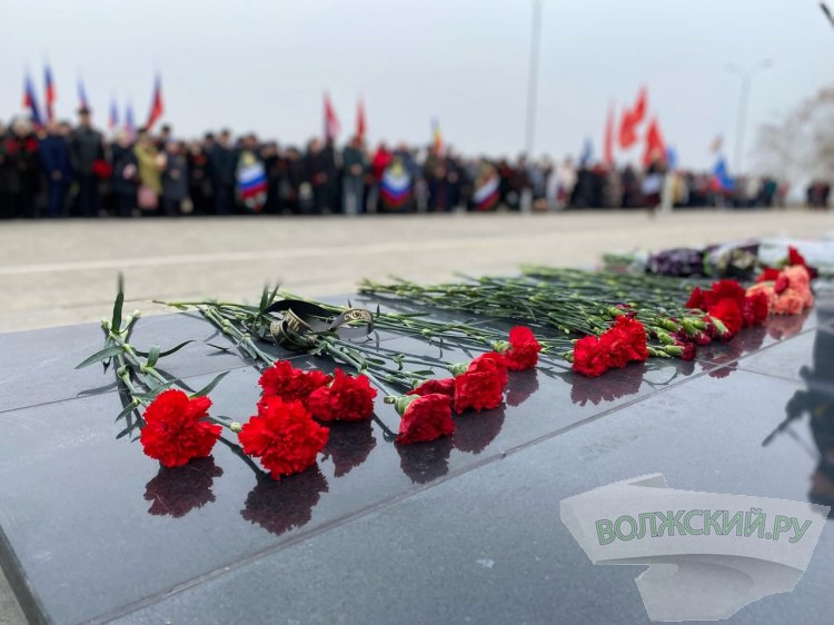 В Волжском почтят память павших героев Великой Отечественной войны В Волжском подготовили программу мероприятий в честь Дня памяти и скорби в России и 84-й годовщины начала Великой Отечественной войны 0+ . Как рассказали Волжский.ру в городской администрации, 19 июня ученики школы № 18 имени Героя Советского Союза Д.М. Карбышева исполнят стихи и песни о войне. Музыкально-литературная композиция станет началом традиционной акции «Свеча памяти», приуроченной ко Дню памяти и скорби. Школьники вместе с ветеранами возложат цветы к памятнику Д.М. Подробнее на Волжский.ру: #ВолжскийРу #волжский #vlz