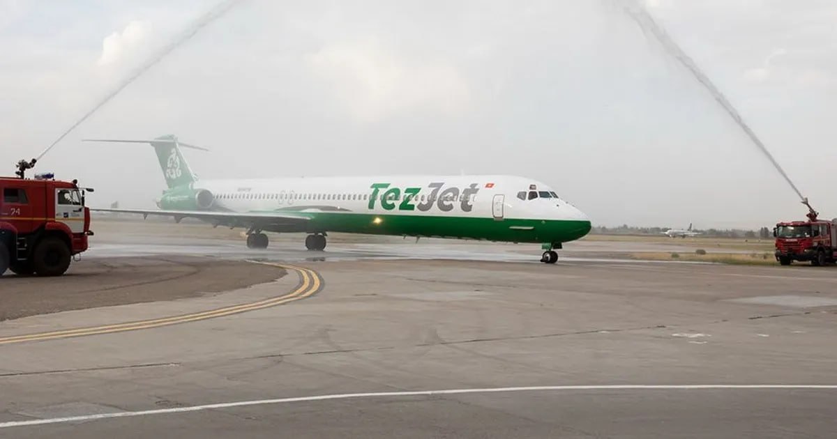 Между Москвой и Бишкеком с 21 августа начнёт летать TezJet на McDonnell Douglas MD-83! Билеты уже есть в продаже — от 19 630 ₽ OW и от 38 950 ₽ RT. Как пишет ATO.ru, это последний произведённый самолёт McDonnell Douglas MD-83 "Mad Dog" в мире, он был выпущен в 1999 году. Помимо этого TezJet запросила у Минтранса РФ разрешение на выполнение регулярные рейсы по маршрутам: Ош — Москва — Ош ежедневно Бишкек — Новосибирск — Бишкек 1 раз в неделю Ош — Петербург — Ош 2 раза в неделю Сейчас TezJet летает только внутри Киргизии и в Ташкент, а из Москвы в Бишкек летают «Аэрофлот», «Победа», «Уральские Авиалинии», а также киргизские Avia Traffic Company и Aero Nomad Airlines.
