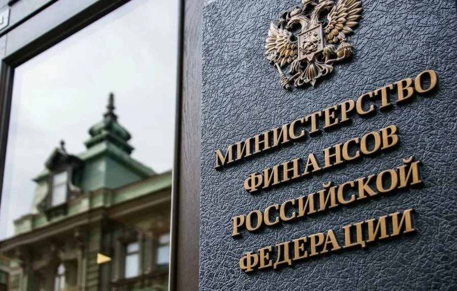 Минфин России обновляет методику распределения дотаций на выравнивание бюджетной обеспеченности субъектов РФ Минфин РФ подготовил соответствующий проект постановления правительства Что меняется Объем дотаций не будет снижен для субъектов реализующих программы восстановления и развития Из расчетов налогового потенциала исключаются доходы от акцизов на нефтепродукты Также при определении показателя налогового потенциала по отдельным налогам будет увеличен удельный вес последнего периода полугодия текущего года с 35 до 45 Таким образом текущая экономическая ситуация в регионах будет учитываться точнее Вводится новый коэффициент при расчете индекса бюджетных расходов