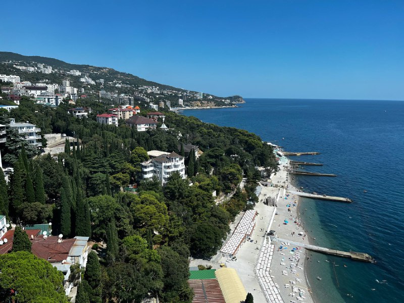 Крым в тройке регионов лидеров по динамике роста числа отдыхающих в санаториях По данным исследования сервиса Санатории России рф Республика Крым вошла в тройку лидеров среди топ 25 регионов страны по количеству отдыхающих По итогам девяти месяцев 2025 года санатории Республики Крым заняли второе место динамике изменений рост числа отдыхающих составил 14 в сравнении с аналогичным периодом прошлого года и третье место в целом по России по количеству отдыхающих За отчётный период в крымских здравницах побывало более 474 тысяч человек Доходы выросли на 25 до 15 2 млрд рублей Спрос на санаторно курортные услуги растет более 50 туристов выбирают оздоровление главной целью прибытия в Крым При этом тенденцией является то что возраст гостей значительно молодеет все больше людей стали заботиться о своем здоровье отметил министр курортов и туризма Республики Крыма Сергей Ганзий Министр также добавил что на уровне республики Главой Крыма утверждены приоритетные направления научно технического развития один из блоков которого это санаторно курортный комплекс Крым как уникальный природный регион обладающий наработанной ещё в советское время классической лечебной и реабилитационной базой на основе целебных природных ресурсов идет по пути внедрения в лечебные программы современных технологий цифровых систем и искусственного интеллекта которые разрабатываются в лабораториях университетов и научно исследовательских институтов Такие программы уже проходят адаптацию на базе санаторно курортных учреждений и помогают в оздоровлении и реабилитации россиян на территории республики Подробнее Подписаться на Минтуризма Крыма MAX VK Tg