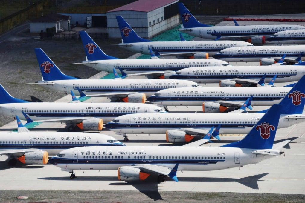 Китай вновь открывает двери для поставок Boeing Китай снял запрет на приём новых самолётов Boeing, действовавший несколько месяцев на фоне торговой напряжённости с США. Поводом стало достижение временного соглашения между двумя крупнейшими экономиками мира о снижении взаимных пошлин. В ближайшие 90 дней стороны намерены договориться о дальнейшем снижении тарифов, а пока китайские перевозчики могут снова получать американские борта. Boeing рассчитывает в этом году передать Китаю до 50 самолётов, из которых 41 уже построен. На складах производителя также находятся десятки 737 MAX, предназначенных для китайского рынка. Их отправка в другие страны была затруднена из-за особенностей конфигурации — кресла и интерьер выбирались под конкретных заказчиков. Снятие ограничений даёт Boeing важную передышку: Китай остаётся ключевым для компании рынком, на который ранее приходилось до четверти её поставок. Однако, учитывая, что договорённость действует лишь на три месяца, дальнейшая судьба поставок будет зависеть от успеха переговоров. AviaNews
