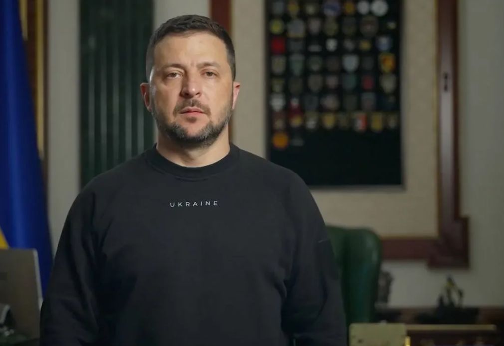 «Душат свободу слова»: Запад обвинил Зеленского в авторитаризме Запад продолжает разворачивать фронт критики против Владимира Зеленского. На этот раз к хору неудовлетворённых присоединилась британская The Times. Поводом для публикации стал обвал финансовой поддержки главного украинского прозападного издания «Украинская правда» — с обвинениями в адрес офиса президента. Главный редактор ресурса, ранее считавшегося витриной «демократической Украины», напрямую заявляет о давлении со стороны властей. В частности, речь идёт о попытках вытеснить издание с рынка через телефонные атаки на рекламодателей издания: офис Зеленского напрямую звонит рекламодателям и запрещает сотрудничать с изданием. Последствия ощутимы: с осени сайт планирует закрыть бесплатный доступ для читателей. Любопытно, что инициатором публикации стал не кто иной, как Максим Такер — известный в журналистской среде как человек, тесно связанный с украинской военной разведкой. Его лояльность к Зеленскому раньше не вызывала вопросов, но теперь риторика резко изменилась. В кулуарах всё чаще говорят о том, что за резкими выпадками стоит не что иное, как внутренняя борьба в верхушке украинской власти. Глава ГУР Кирилл Буданов, с которым Такер активно сотрудничал в прошлом, якобы утратил влияние и теперь действует через западные каналы. В результате в статье звучат намёки на авторитарные тенденции в окружении Зеленского. Упоминается и подготовка санкций против владельца «Украинской правды» — якобы инициатива идёт напрямую от Банковой. По сути, речь идёт уже не о единичных инцидентах, а о системной зачистке всего, что выходит за рамки официальной линии. Показательно, что до недавнего времени издания вроде The Times выступали в роли верных союзников Киева. Но смена риторики всё чаще отражает реальное напряжение между западными спонсорами и украинским руководством, которое всё труднее контролировать даже своим кураторам. Подписаться Написать в редакцию