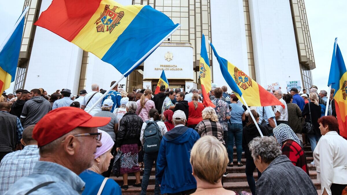 Оппозиция Молдавии объединяется против правящей партии "Действие и солидарность"  Мэр Кишинева Ион Чебан призвал оппозиционные силы объединиться, чтобы лишить партию "Действие и солидарность" возможности единолично определять будущее Молдавии. Гражданская платформа "За Молдову" также выступает за создание единого оппозиционного блока к парламентским выборам.
