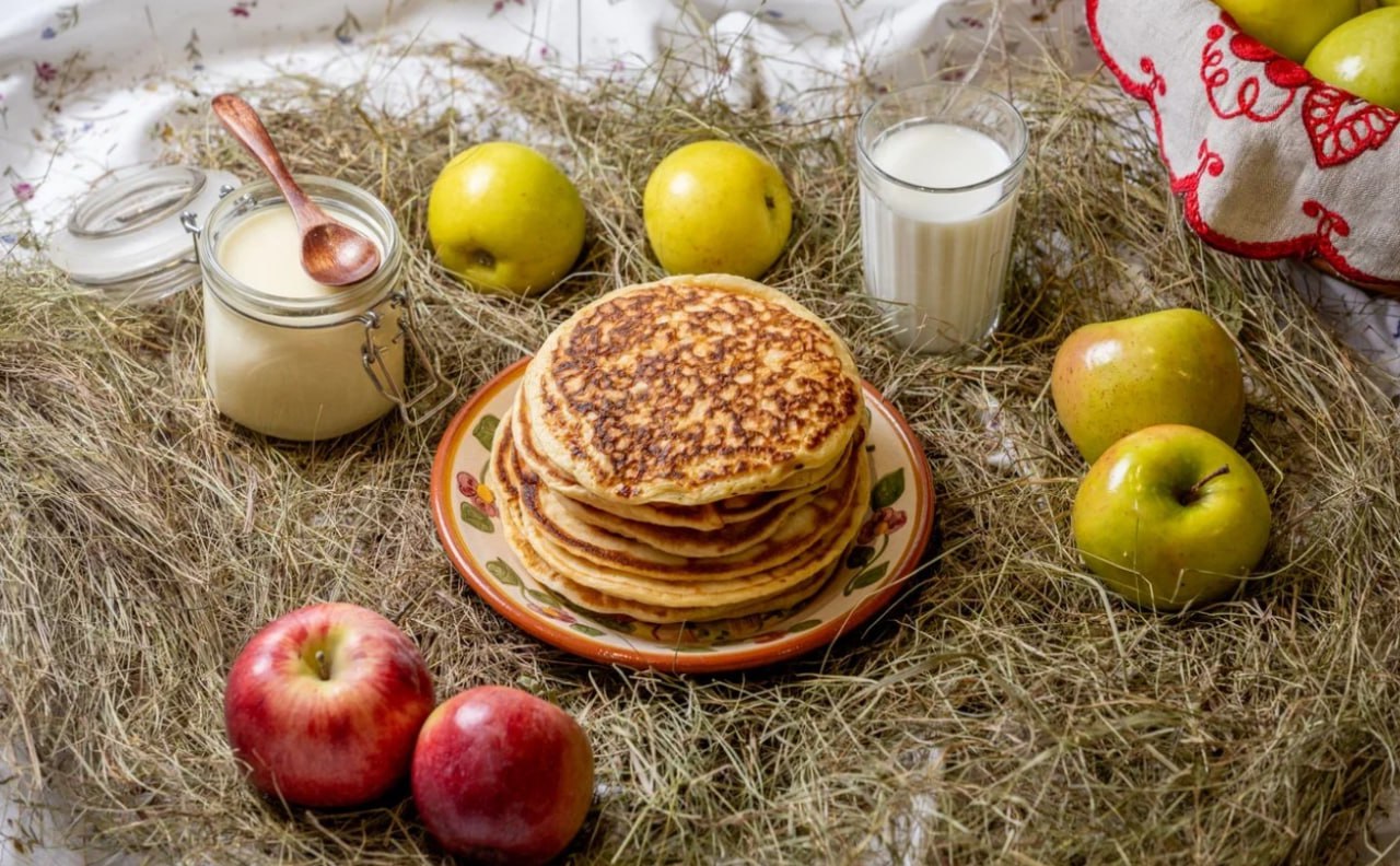 Москвичи выбрали самые вкусные блины по рецептам четырех регионов России на Масленицу победили мордовские блины со сгущенкой сообщается на портале проекта Активный гражданин Второе место заняли башкирские блины с медом На третьем смоленские блины с начинкой из каши сыра и ветчины которую традиционно дополняют бочковой квашеной капустой moscow on air