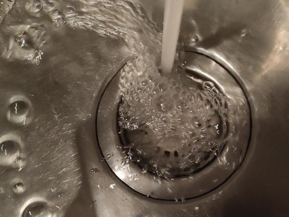 Роспотребнадзор о воде в Архангельске Соответствует требованиям санитарного законодательства Напомним с середины прошлой недели жители Архангельска стали жаловаться на напор цвет и запах воды идущей из кранов В РВК Архангельск прокомментировали ситуацию сообщив что предприятие проводило тестовое переключение со старого магистрального водовода на новую кольцевую магистраль В процессе переключения и настройки нового оборудования возможны кратковременные колебания давления Также может временно ухудшиться цветность и прозрачность воды Это нормальный процесс при запуске новых магистралей Подробнее в материале В Роспотребнадзоре прокомментировали ситуацию сообщив что в соответствии с частью 1 статьи 49 Федерального закона от 31 07 2020 248 ФЗ О государственном контроле надзоре и муниципальном контроле в Российской Федерации Управлением в отношении ООО РВК Архангельск в части качества воды подаваемой населению Архангельска будет объявлено предостережение о недопустимости нарушения обязательных требований В ведомстве также сообщили следующее ООО РВК Архангельск в рамках производственного лабораторного контроля на центральных очистных сооружениях водопровода далее ЦОСВ и распределительной водопроводной сети г Архангельска проводятся постоянные лабораторные исследования качества питьевой воды Согласно результатам лабораторных исследований качество питьевой воды на ЦОСВ г Архангельска перед подачей в распределительную водопроводную сеть по микробиологическим и санитарно химическим показателям соответствует гигиеническим нормативам Качество питьевой воды на распределительной водопроводной сети г Архангельска по микробиологическим показателям соответствует требованиям санитарного законодательства В рамках социально гигиенического мониторинга 08 12 2025 ФБУЗ Центр гигиены и эпидемиологии в Архангельской области и Ненецком автономном округе на ЦОСВ и распределительной водопроводной сети г Архангельска отобраны пробы питьевой воды Результаты лабораторных исследований в настоящее время находятся в работе В тоже время в соответствии с положениями Закона Российской Федерации от 07 02 1992 2300 I О защите прав потребителей далее Закон РФ Правил предоставления коммунальных услуг собственникам и пользователям помещений в многоквартирных домах и жилых домов утвержденных постановлением правительства Российской Федерации от 06 05 2011 354 при предоставлении коммунальной услуги по водоснабжению ненадлежащего качества потребитель имеет право на перерасчет платы а также возмещение убытков в частности при порче бытовой техники фильтров и пр Для этого потребитель вправе обратиться к исполнителю услуг в том числе напрямую к ресурсоснабжающей организации РВК Архангельск с соответствующим заявлением