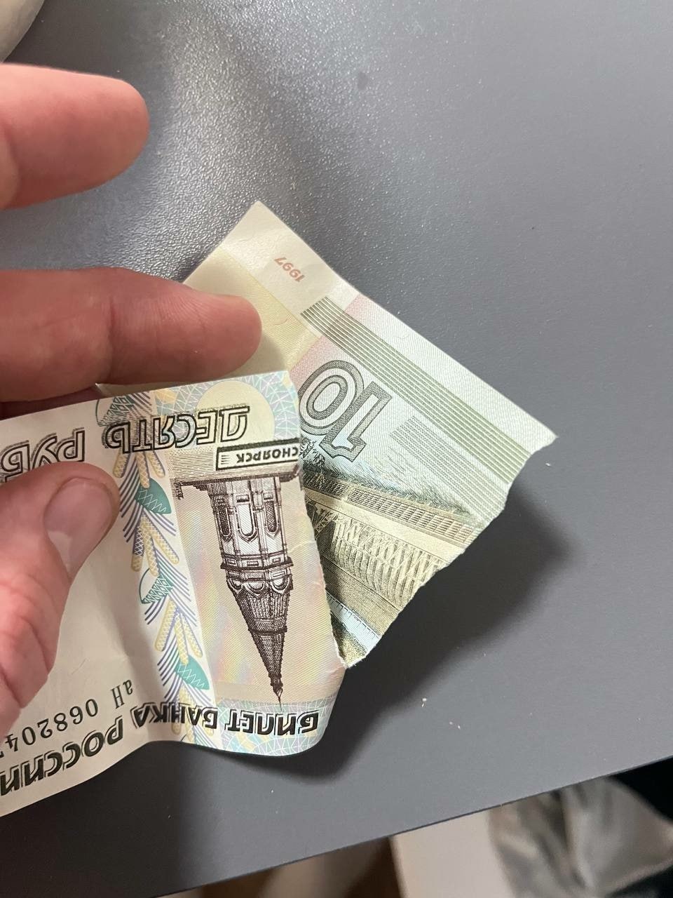 Это чё такое кондуктор порвала сдачу пассажира в Барнауле Инцидент произошёл в автобусе 20 сообщает подписчик паблика Подслушано Барнаул По словам барнаульца он оплатил проезд 50 рублёвой купюрой которая была немного надорвана Я этого даже не заметил Кондуктор взяла купюру со словами это че такое вспоминает пассажир Мужчина отметил что купюра несмотря на дефект действительна и ей можно расплачиваться После долгих воплей кондукторши она все же решила дать мне билет и со словами ааа ну держи демонстративно порвала сдачу в виде купюры 10 рублей говорит барнаулец После конфликта пассажир обратился к диспетчеру информацию пообещали передать руководству Катунь 24 в MAX