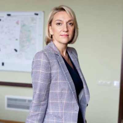 Юлиана Княжевсквая сменила должность председателя Москомархитектуры на место директора Института Генплана Москвы Княжевская Юлиана Владимировна освобождена от замещаемой должности председателя Комитета по архитектуре и градостроительству города Москвы по собственной инициативе Источник Распоряжение Мэра Москвы от 12 января 2026 года 3 РМ Одновременно Юлиана Княжевская назначена на должность директора Института Генплана Москвы приказ от 13 января 2026 года Из официальной биографии Родилась 26 июня 1976 года в Москве В 1993 1998 годах работала в Люблинском и Кунцевском районном судах города Москвы В 1999 2003 годах консультант Управления судебного департамента при Верховном суде РФ С 2003 до 2006 года занимала должность юрисконсульта в ГУП УПСП Москомархитектуры В 2010 году прошла краткосрочное обучение по программе Особенности деятельности руководителей в условиях социально экономических преобразований в Академии менеджмента С 2012 года работает в Комитете по архитектуре и градостроительству города Москвы Москомархитектура 25 октября 2012 года была назначена на должность заместителя председателя Москомархитектуры а 3 апреля 2014 года стала первым заместителем председателя Москомархитектуры 30 апреля 2014 года мэр Москвы Сергей Собянин назначил Юлиану Княжевскую председателем Москомархитектуры Напоминаем что Комитет по архитектуре и градостроительству города Москвы присоединился к Департаменту градостроительной политики города Москвы Фото сайт globalmsk ru кадры комитет увольнение назначение Москва Кадры персонал вакансии Дом и Двор Москва Дом и Двор ЖКХ