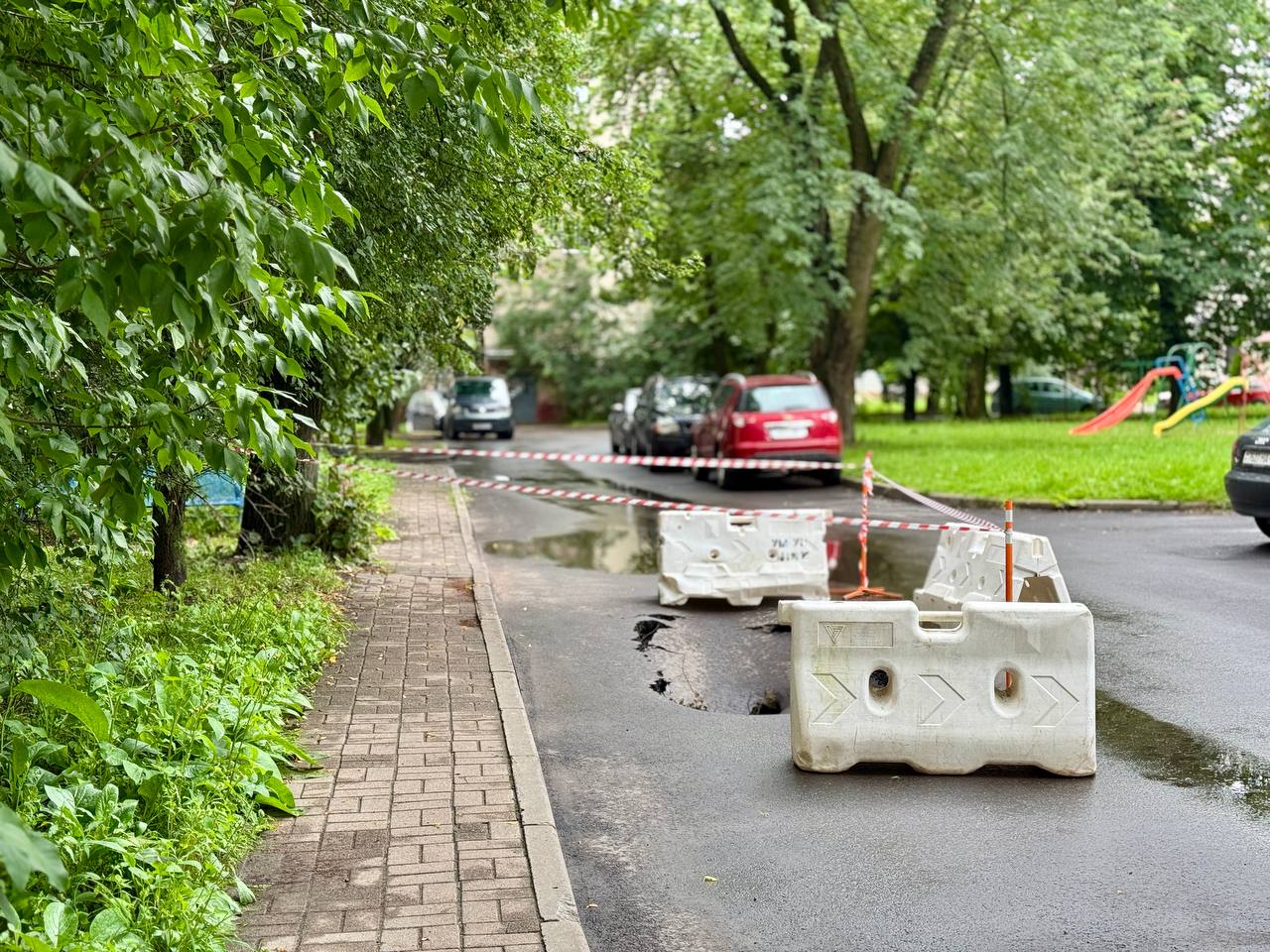 Во дворе дома на ул. Чкалова, 30, из-за непогоды поврежден асфальт. Аварийные и коммунальные службы установили, что произошло подмывание грунта. Эксплуатирующая организация уже приступила к ремонту. Он продлится до 25 июля. Фото: Октябрьский район «Минск-Новости» MINSKNEWS.BY Telegram Viber FB VK Inst TikTok YouTube